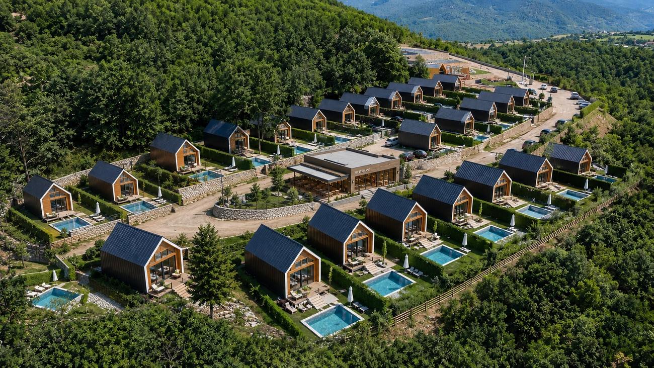 Yerleşimin tamamı, ormanın içinden havadan görünüm